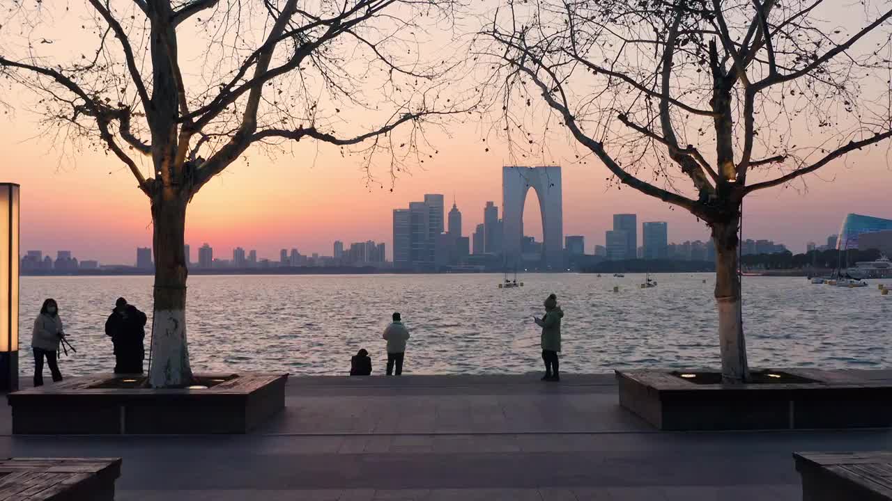 苏州园区金鸡湖边赏日落视频素材