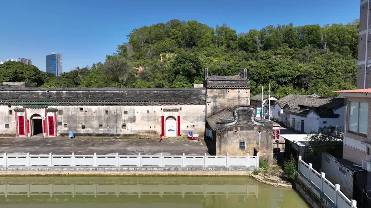 广东省深圳市坪山区丰田世居客家围屋丰田黄氏炮楼院航拍视频素材