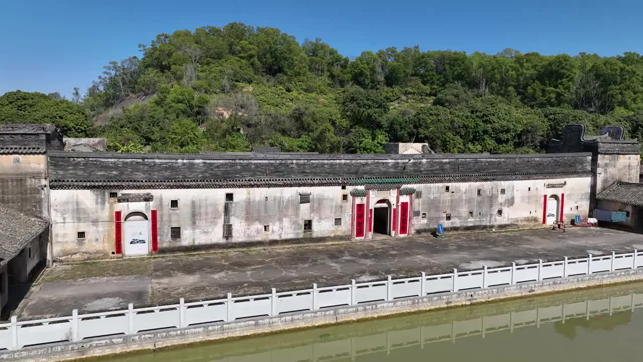 广东省深圳市坪山区丰田世居客家围屋丰田黄氏炮楼院航拍视频素材