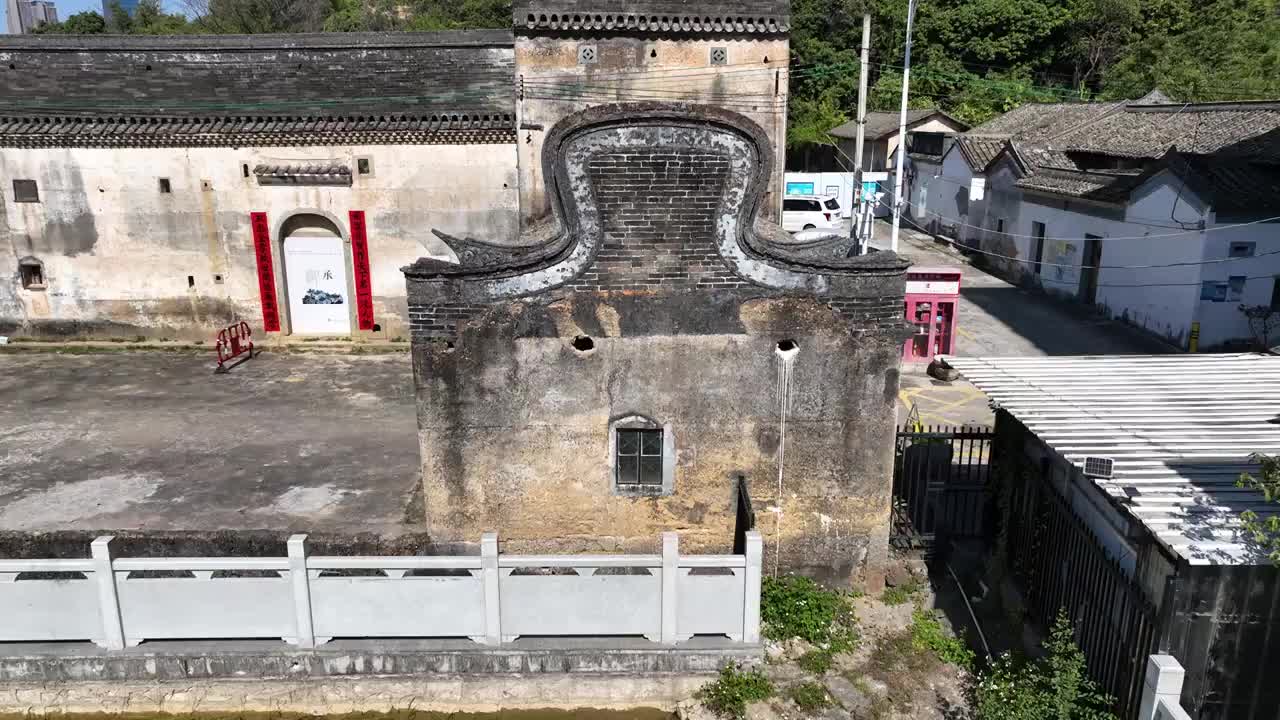 广东省深圳市坪山区丰田世居客家围屋丰田黄氏炮楼院航拍视频素材