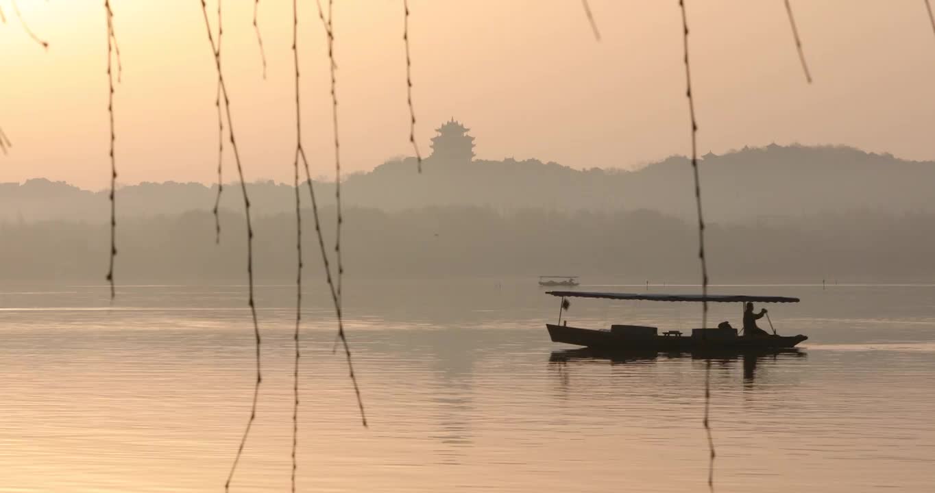 杭州西湖冬季清晨晨雾空镜视频素材