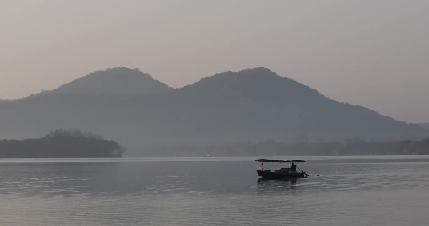 杭州西湖冬季清晨晨雾空镜视频素材