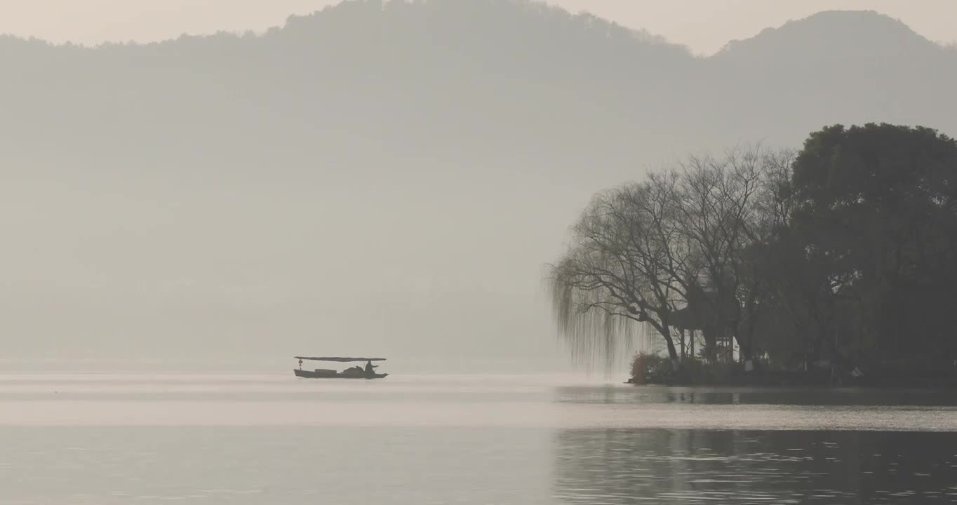 杭州西湖冬季清晨晨雾空镜视频素材