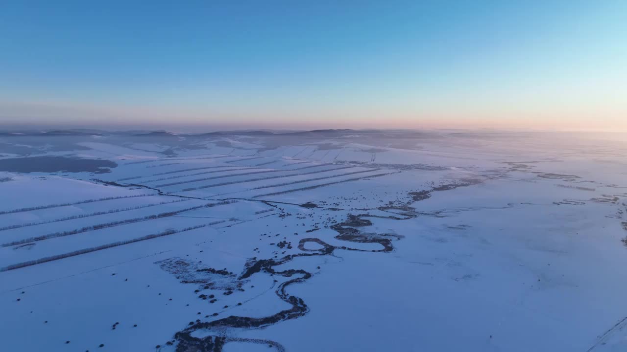 航拍呼伦贝尔雪域雪原河湾暮色视频素材