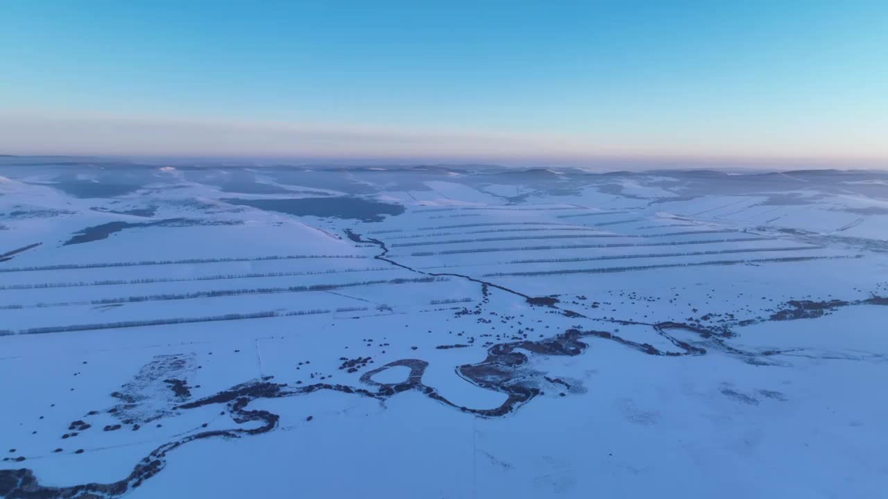 航拍呼伦贝尔雪域雪原河湾暮色视频素材