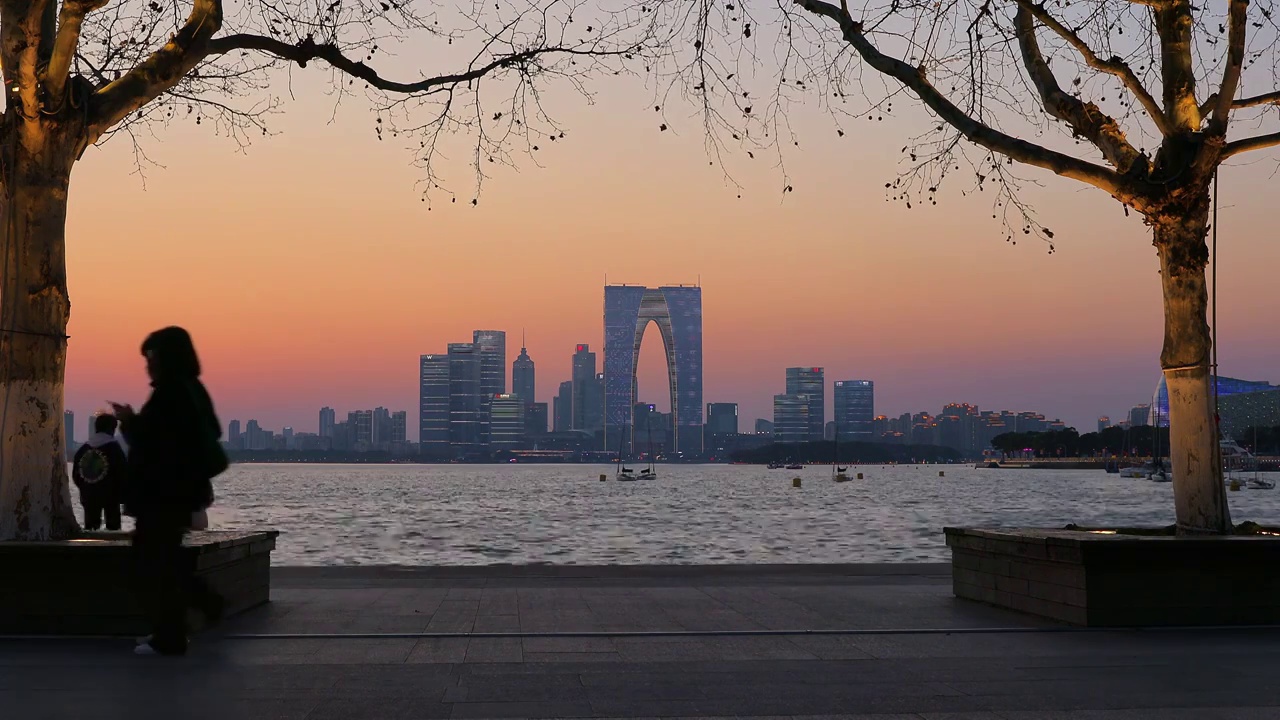 傍晚时分的苏州金鸡湖赏日落视频素材