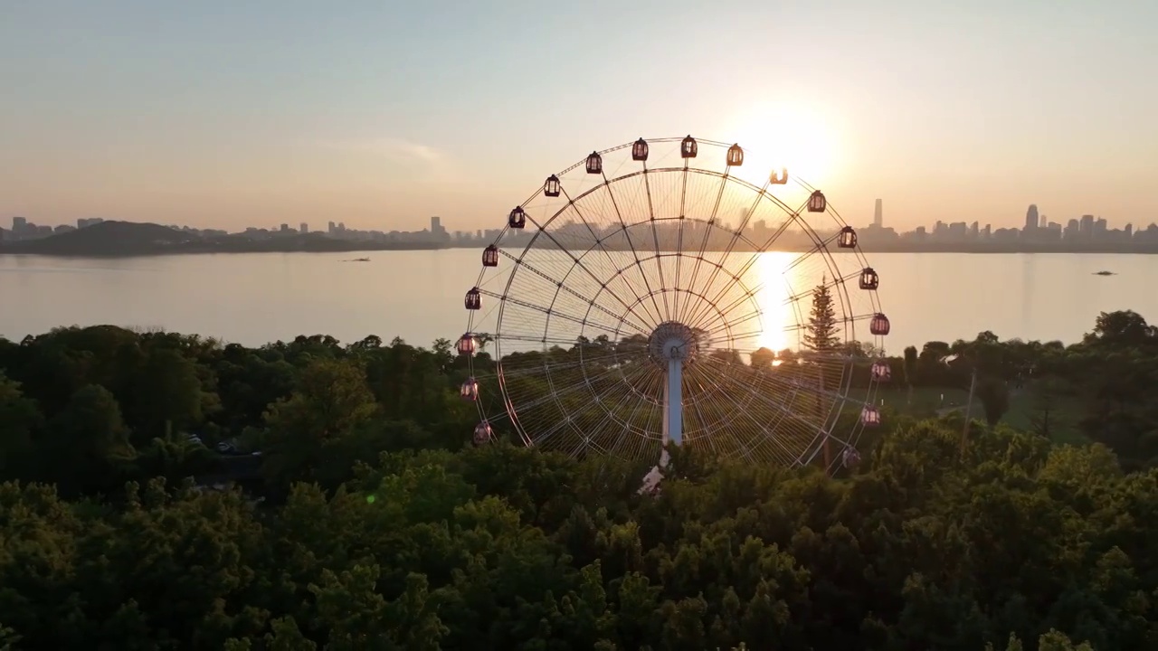 航拍湖北省武汉市东湖风景区东湖之眼视频素材