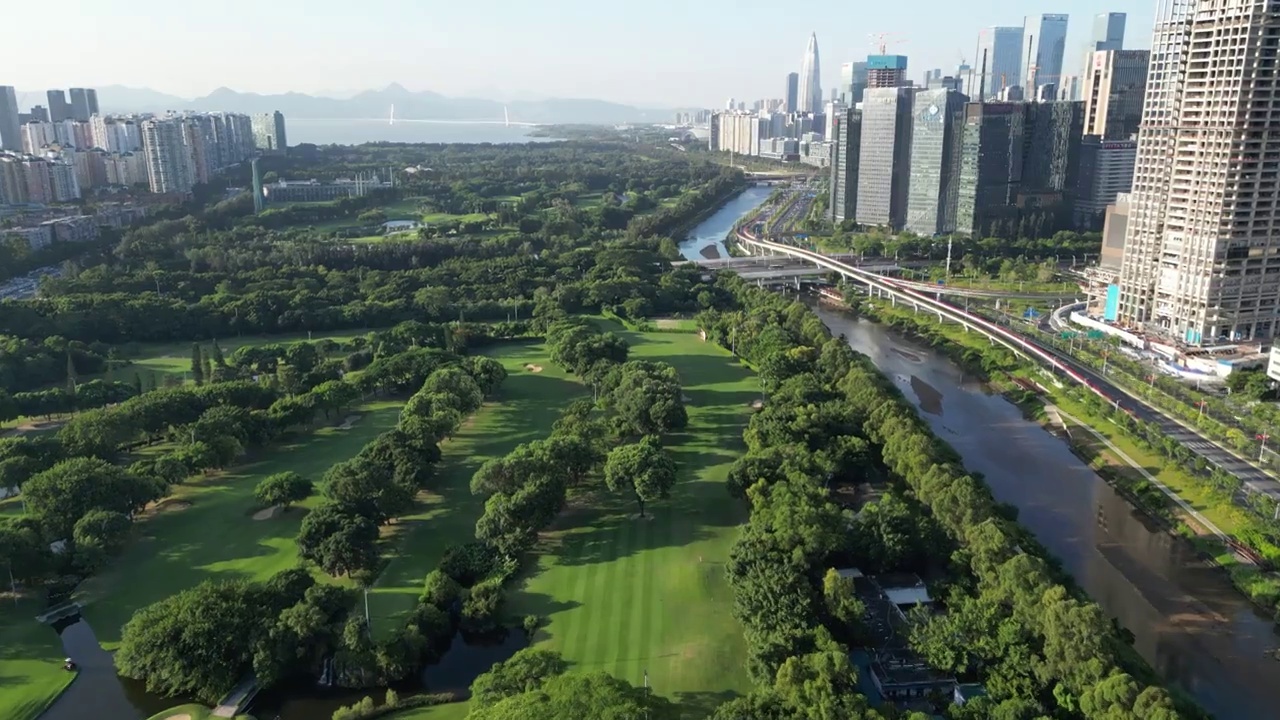 深圳大沙河生态长廊绿道，高尔夫球场视频素材