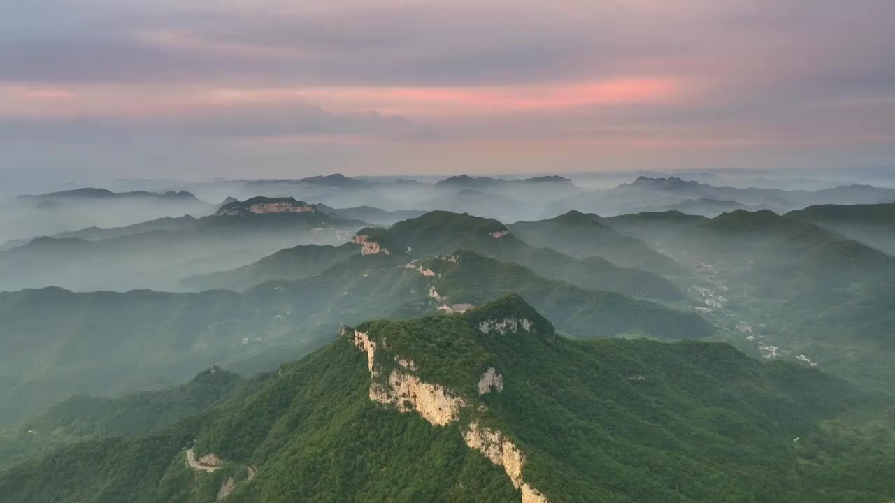 航拍云台山一斗水村及周围群山视频素材