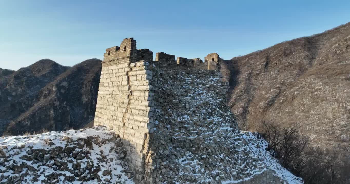 北京怀柔区箭扣长城烽火台雪景航拍视频素材