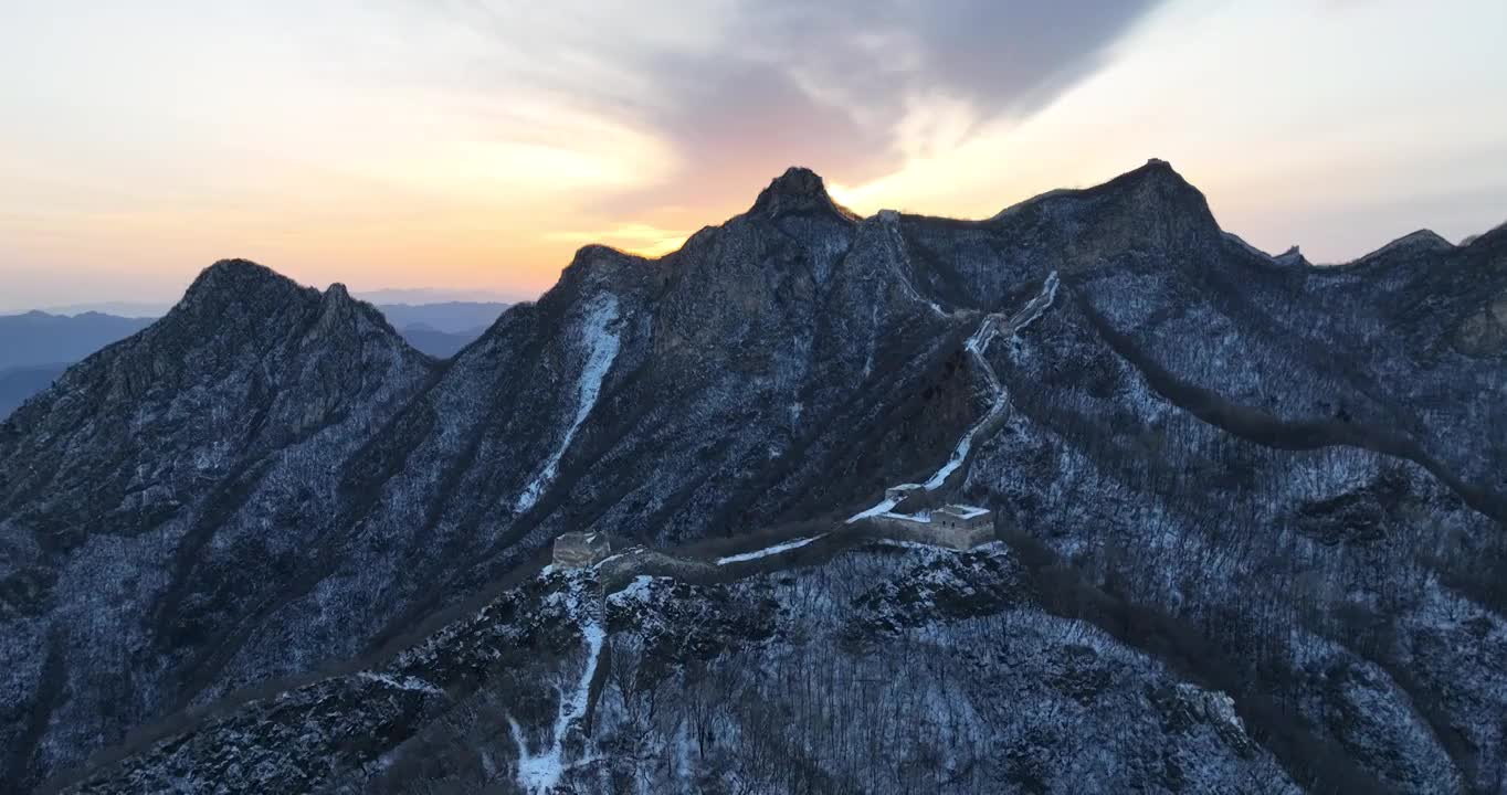 北京怀柔区箭扣长城夕阳下雪景航拍视频素材