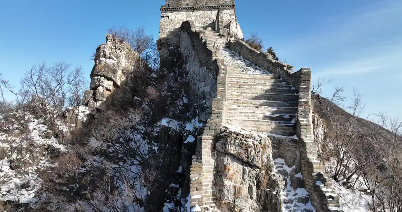 北京怀柔区箭扣长城小布达拉宫雪景航拍视频素材