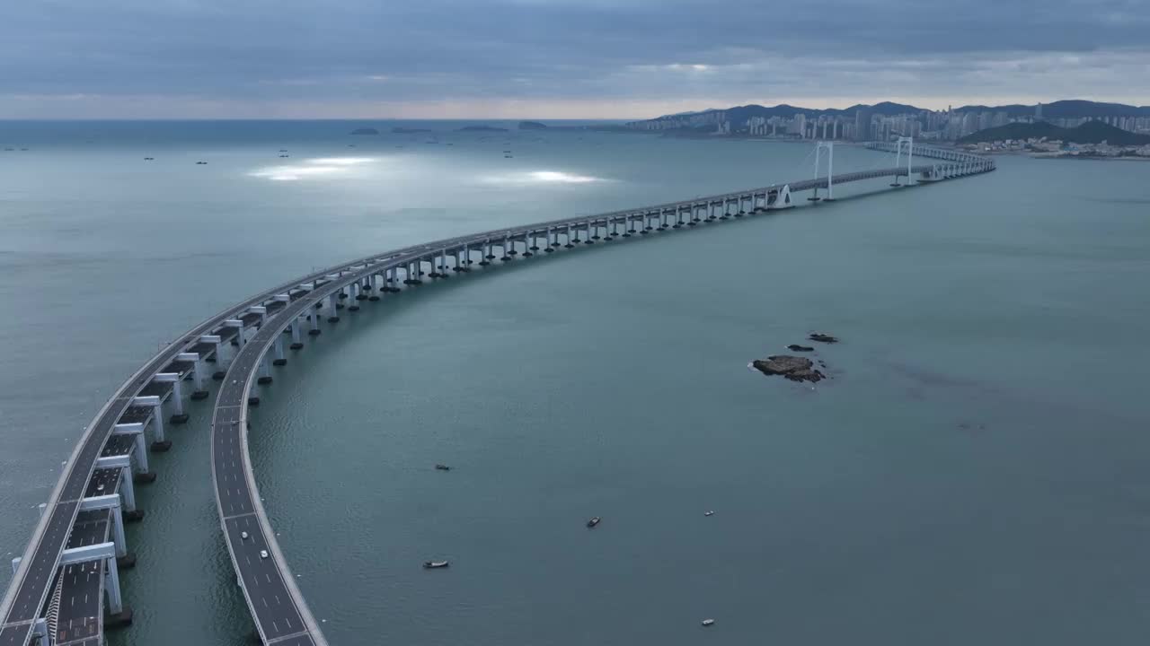 大连星海湾大桥风起云涌耶稣光和日落火烧云延时视频素材