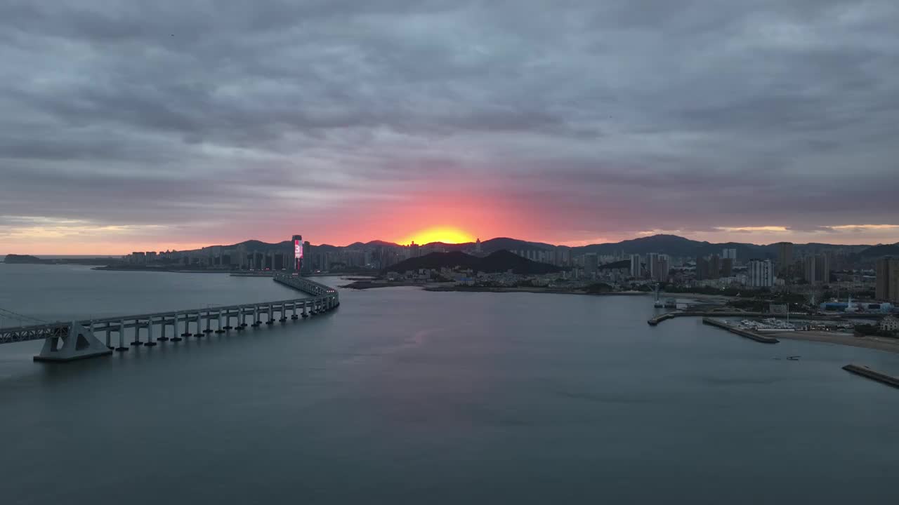 大连星海湾大桥风起云涌耶稣光和日落火烧云延时视频素材