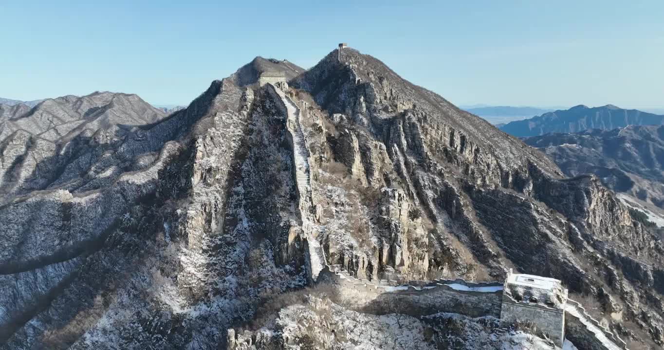 北京怀柔区箭扣长城小布达拉宫到正北楼一镜到底航拍雪景视频素材