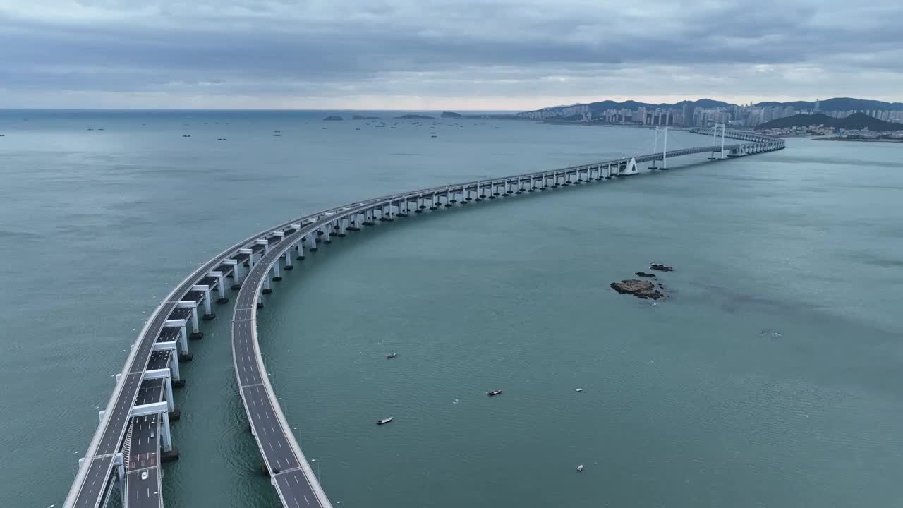 大连星海湾大桥和星海广场和摩天轮和贝壳博物馆的黄昏日落晚霞夜景和穿越跨海大桥特写视频视频素材