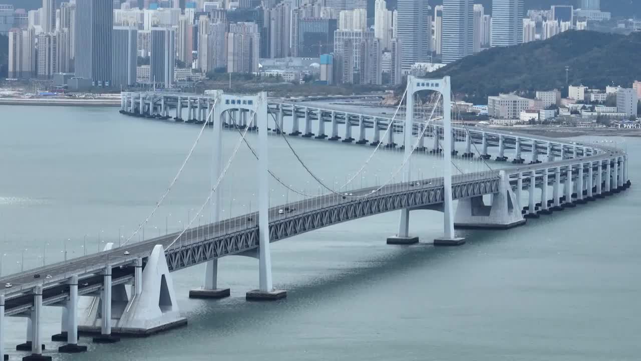 大连星海湾大桥和星海广场和摩天轮和贝壳博物馆的黄昏日落晚霞夜景和穿越跨海大桥特写视频视频素材