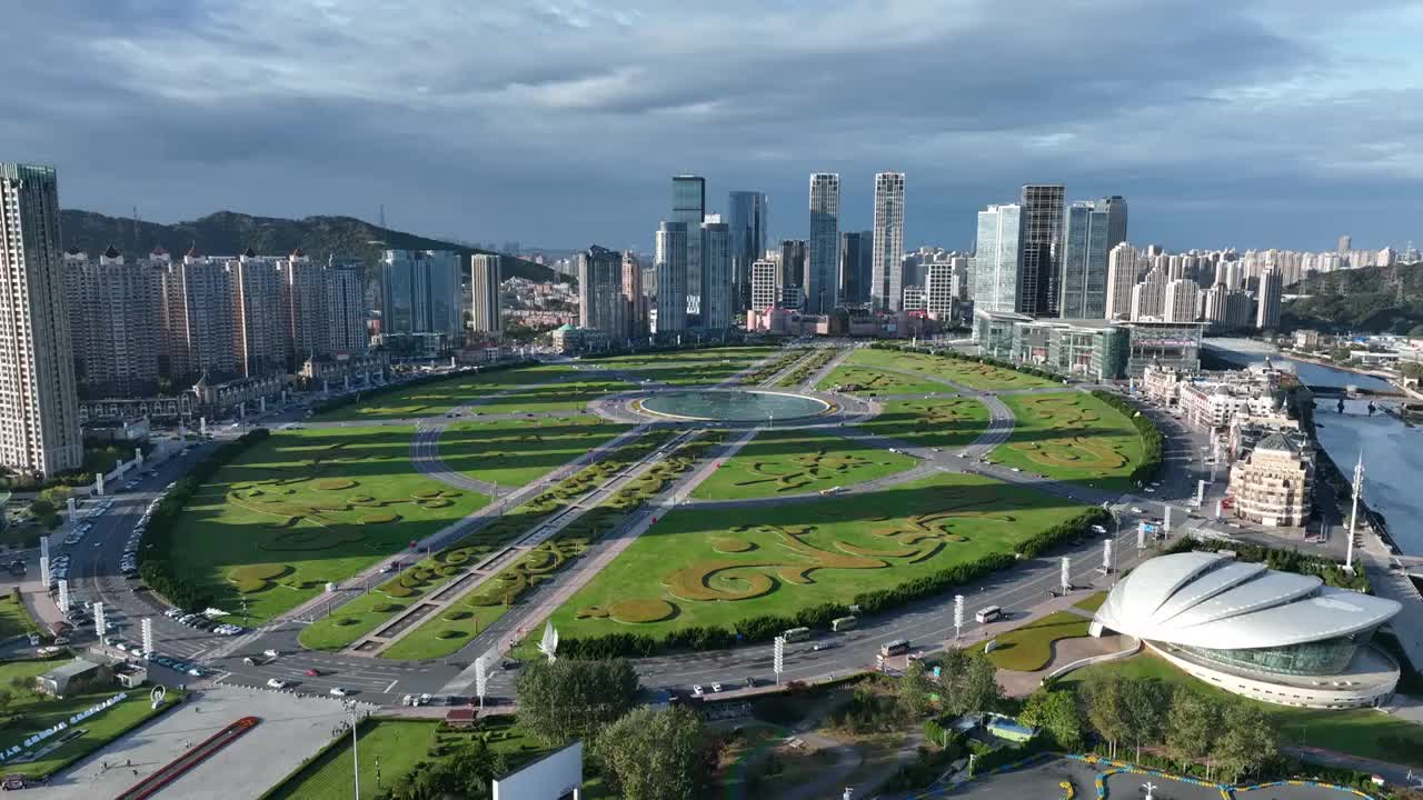 大连星海湾大桥和星海广场和摩天轮和贝壳博物馆的黄昏日落晚霞夜景和穿越跨海大桥特写视频视频素材