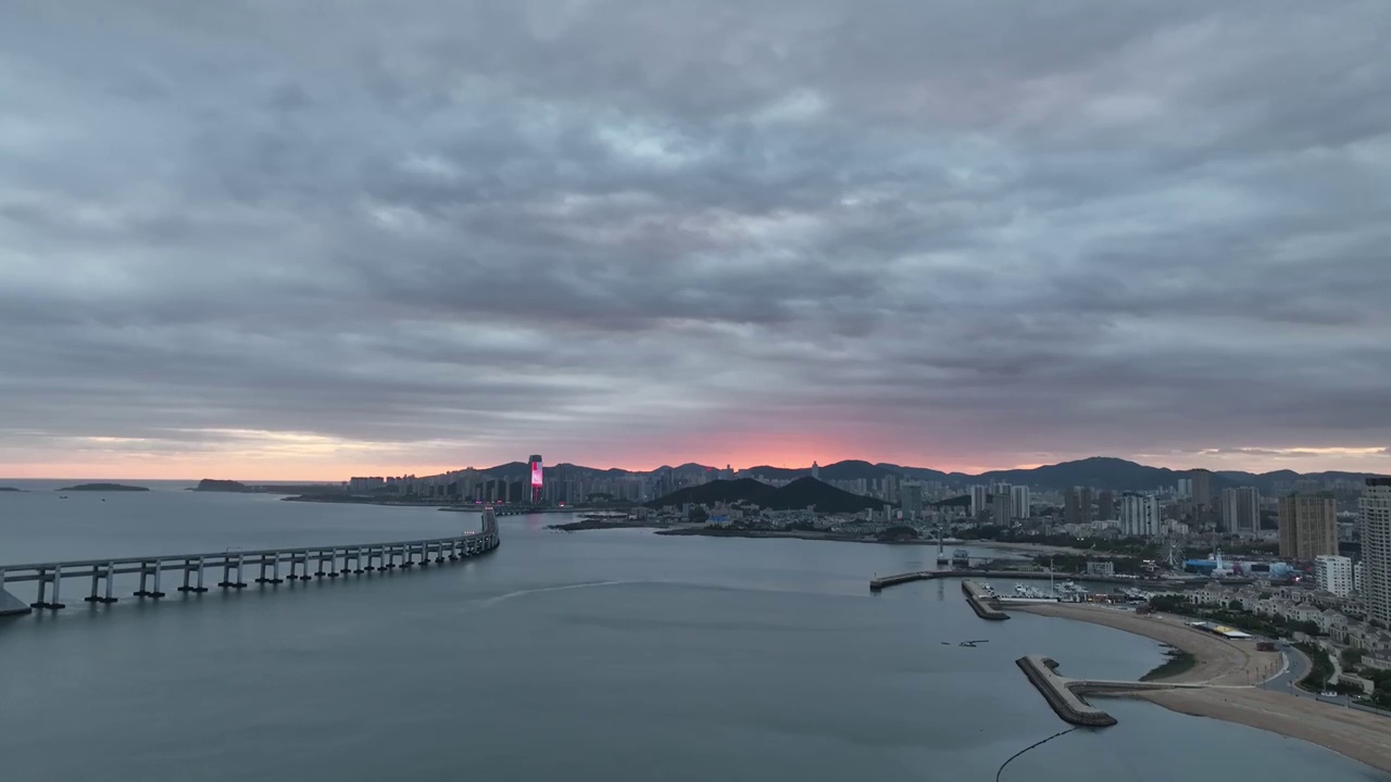 大连星海湾大桥和星海广场和摩天轮和贝壳博物馆的黄昏日落晚霞夜景和穿越跨海大桥特写视频视频素材