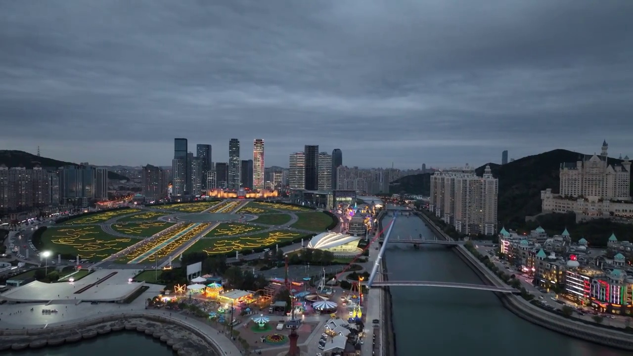 大连星海湾大桥和星海广场和摩天轮和贝壳博物馆的黄昏日落晚霞夜景和穿越跨海大桥特写视频视频素材