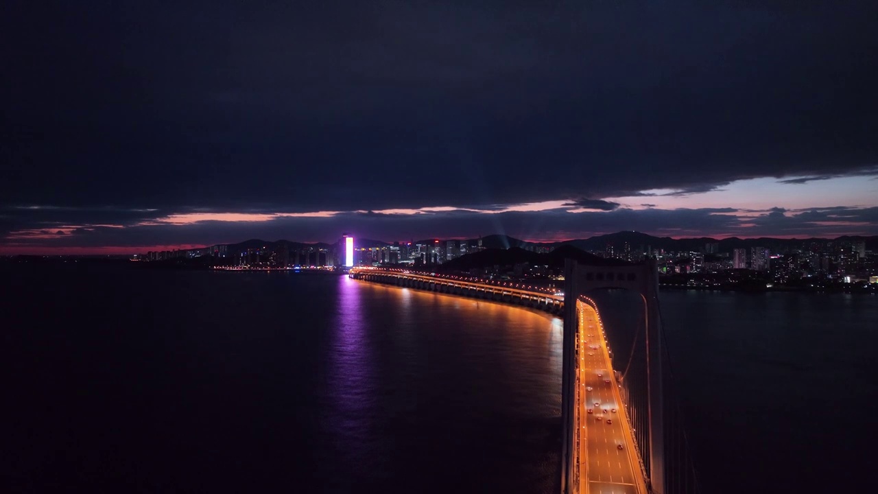 大连星海湾大桥和星海广场和摩天轮和贝壳博物馆的黄昏日落晚霞夜景和穿越跨海大桥特写视频视频素材