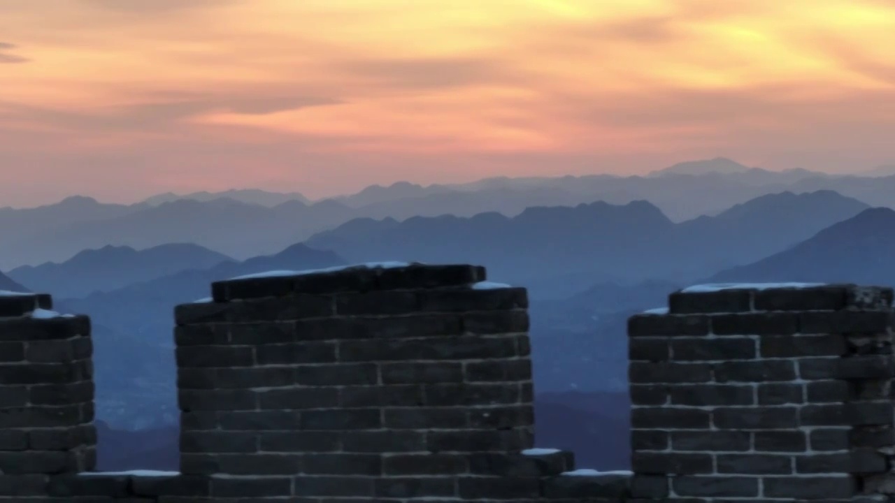 北京怀柔区箭扣长城夕阳下雪景航拍视频素材