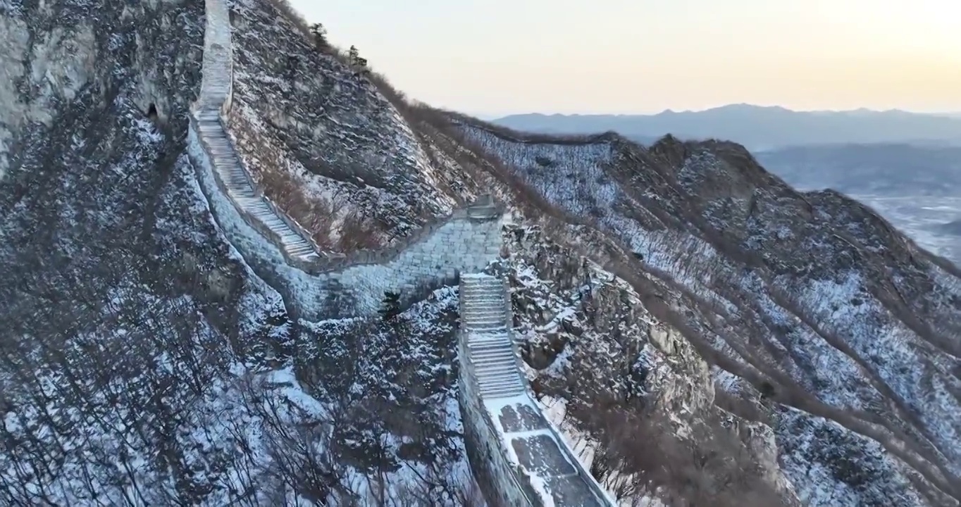 北京怀柔区箭扣长城鹰飞倒仰雪景航拍视频素材