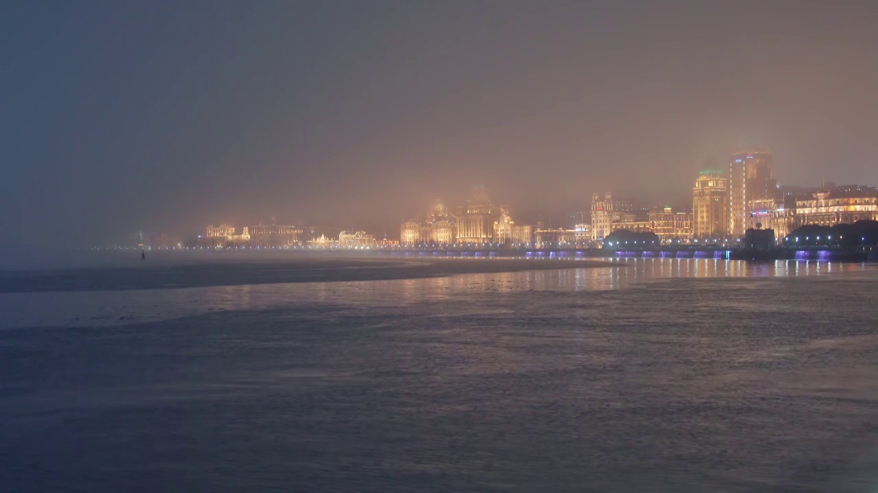 上海黄浦江岸建筑大雾美景视频素材