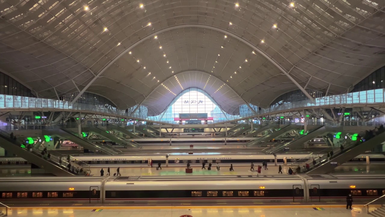 城市交通春运高铁火车站站台视频素材