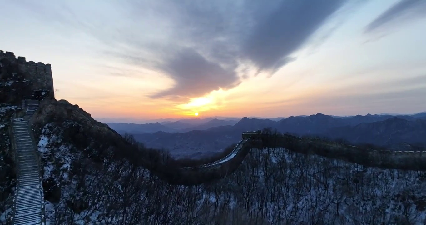 北京怀柔区箭扣长城夕阳下雪景航拍视频素材