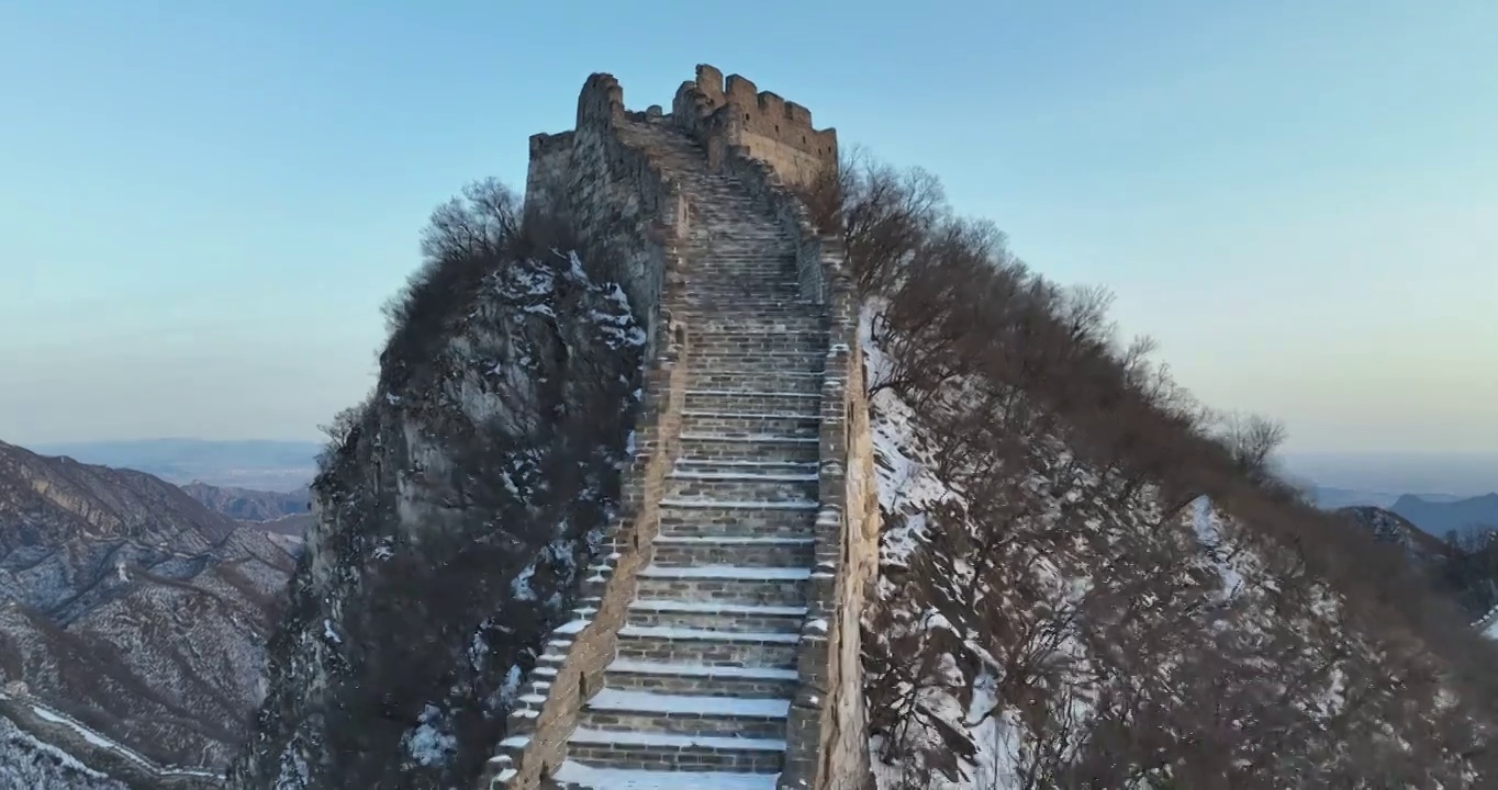 北京怀柔区箭扣长城烽火台雪景航拍视频素材