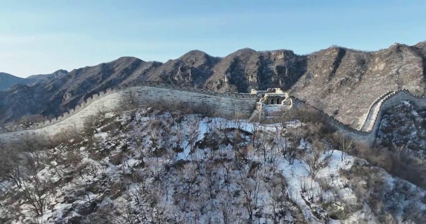 北京怀柔区箭扣长城烽火台雪景航拍视频素材