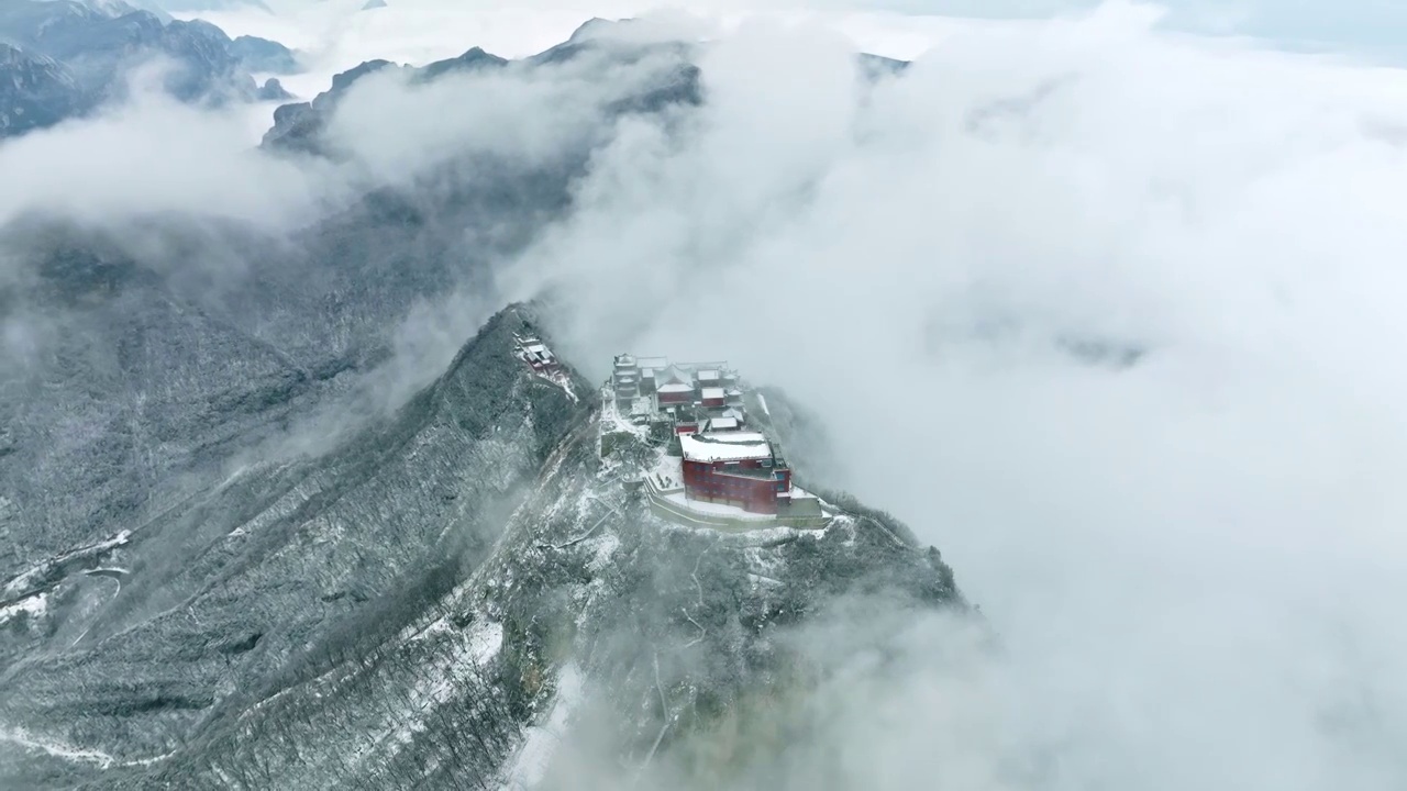 航拍焦作云台山茱萸峰冬日雪后云海，宛如仙境视频素材