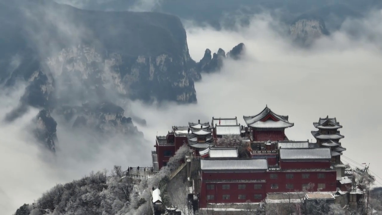 河南省焦作市云台山景区，茱萸峰雪后景观，无人机航拍视角。视频素材