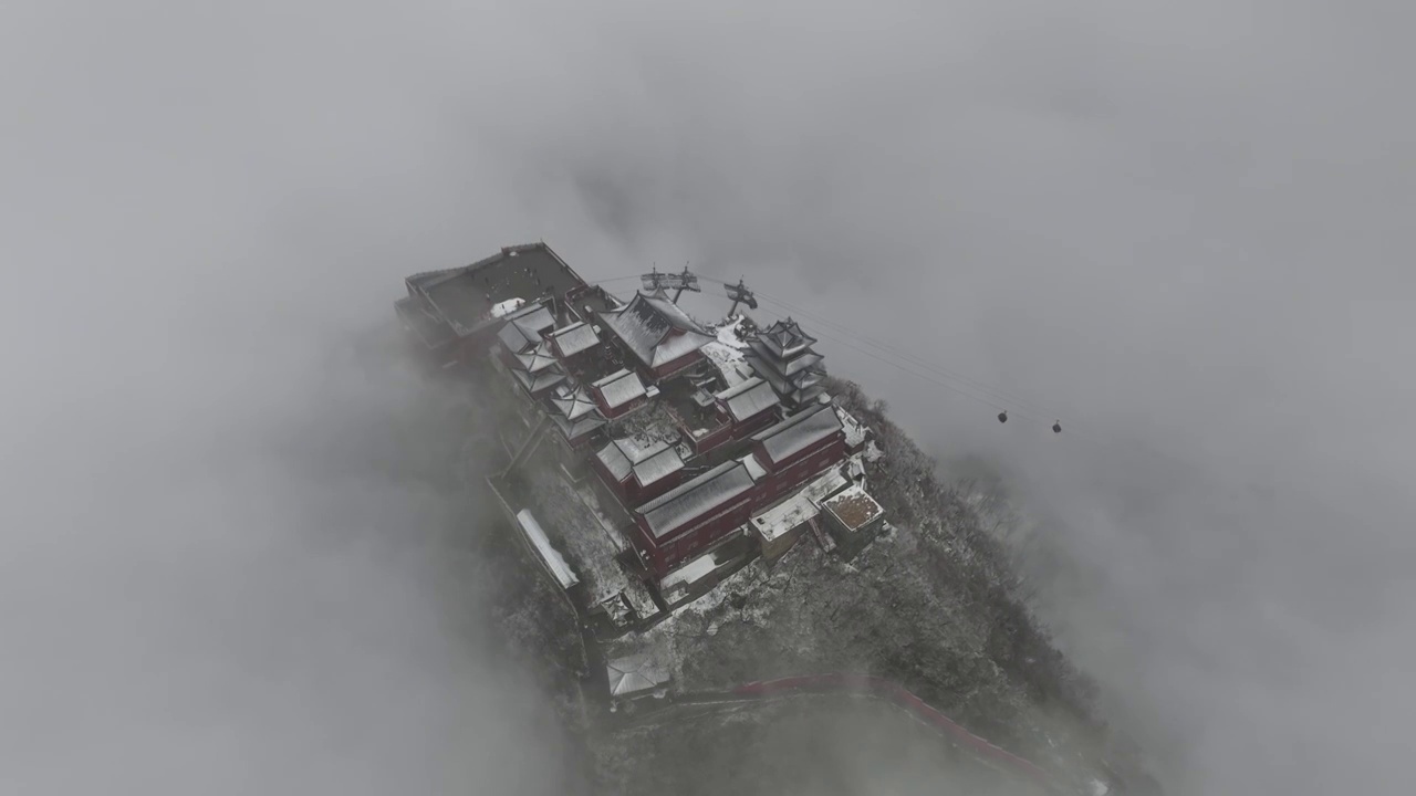 河南省焦作市云台山景区，茱萸峰雪后景观，无人机航拍视角。视频素材