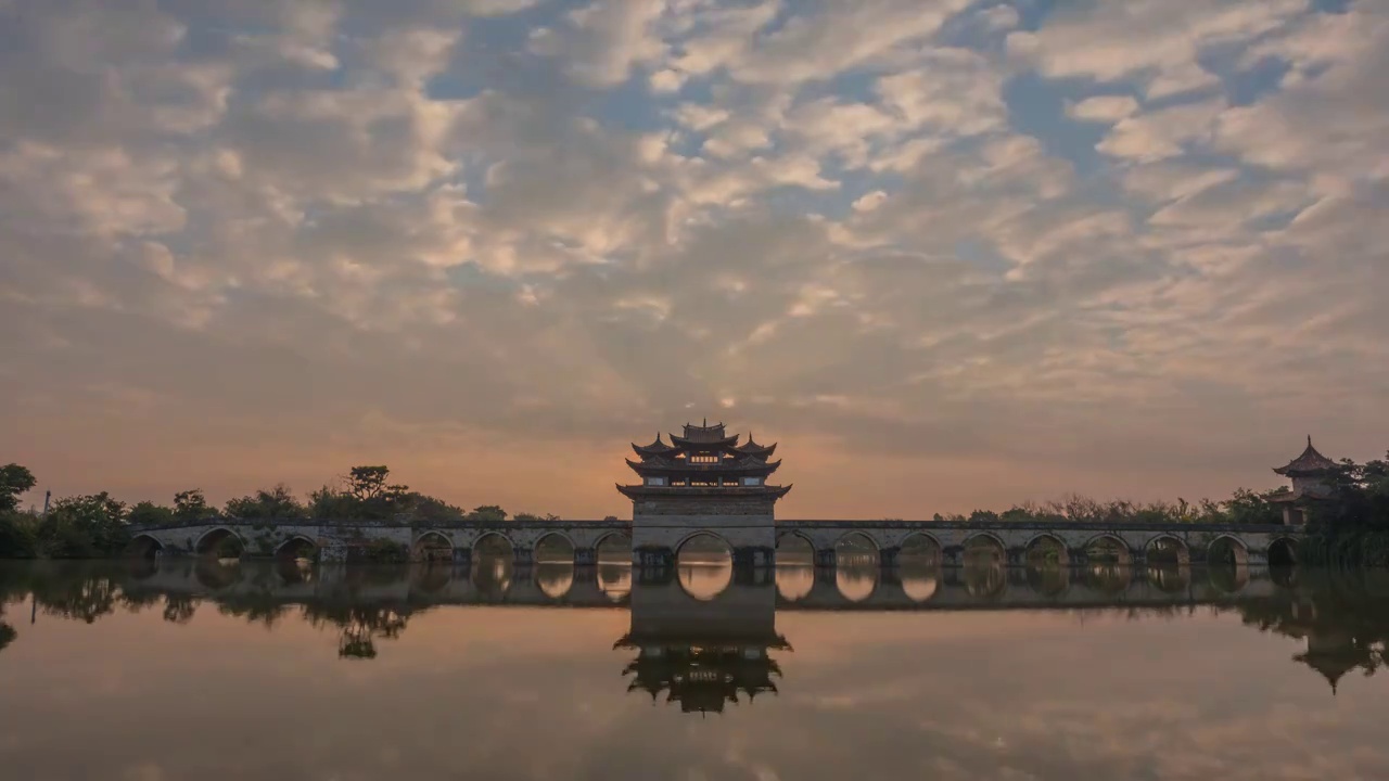 冬天中国云南红河州建水县双龙桥日出风光视频素材