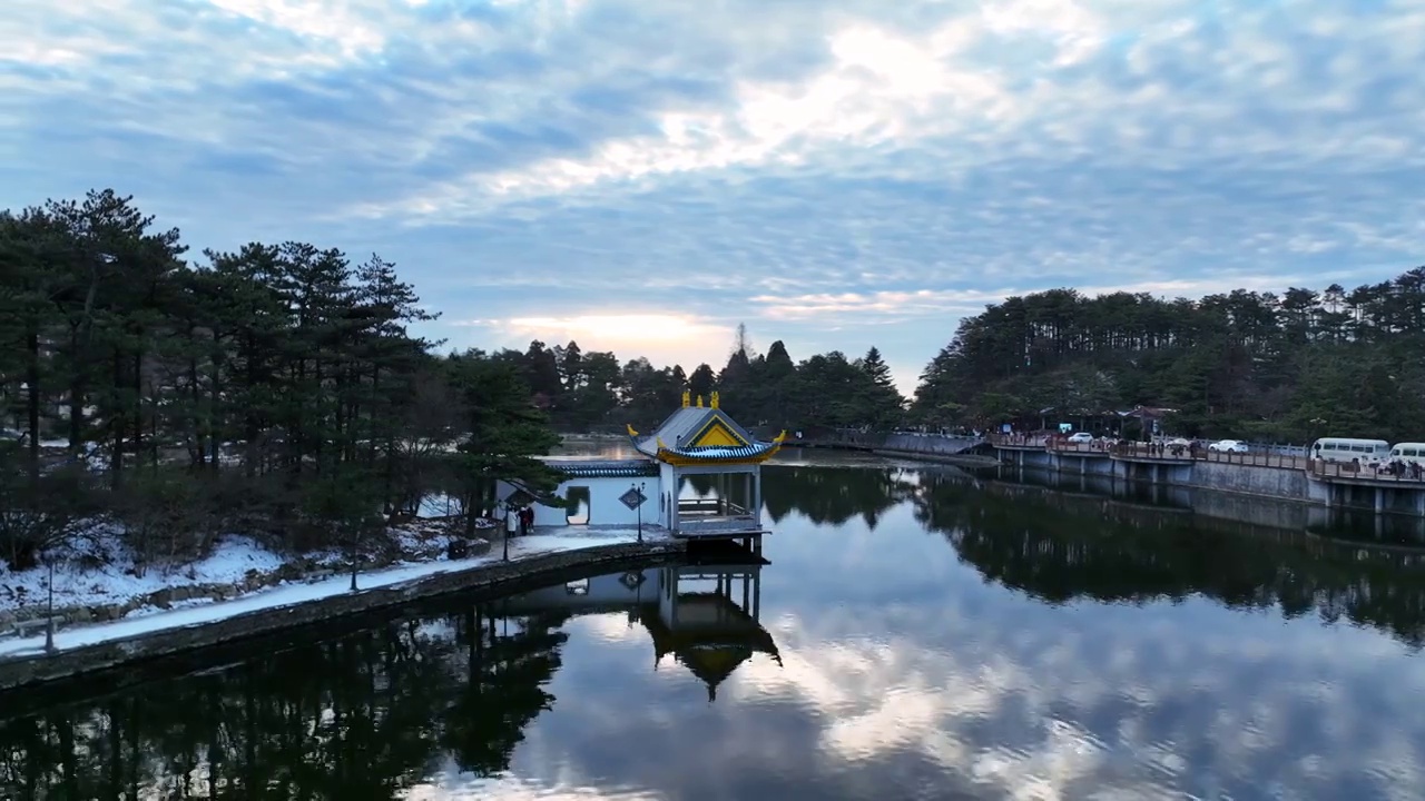 航拍江西旅游庐山地标如琴湖风景视频素材