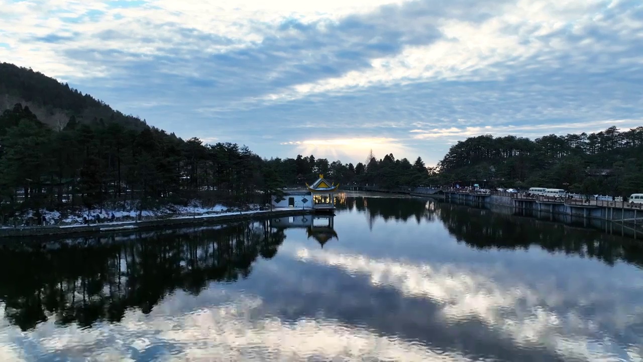 航拍江西旅游庐山地标如琴湖风景视频素材