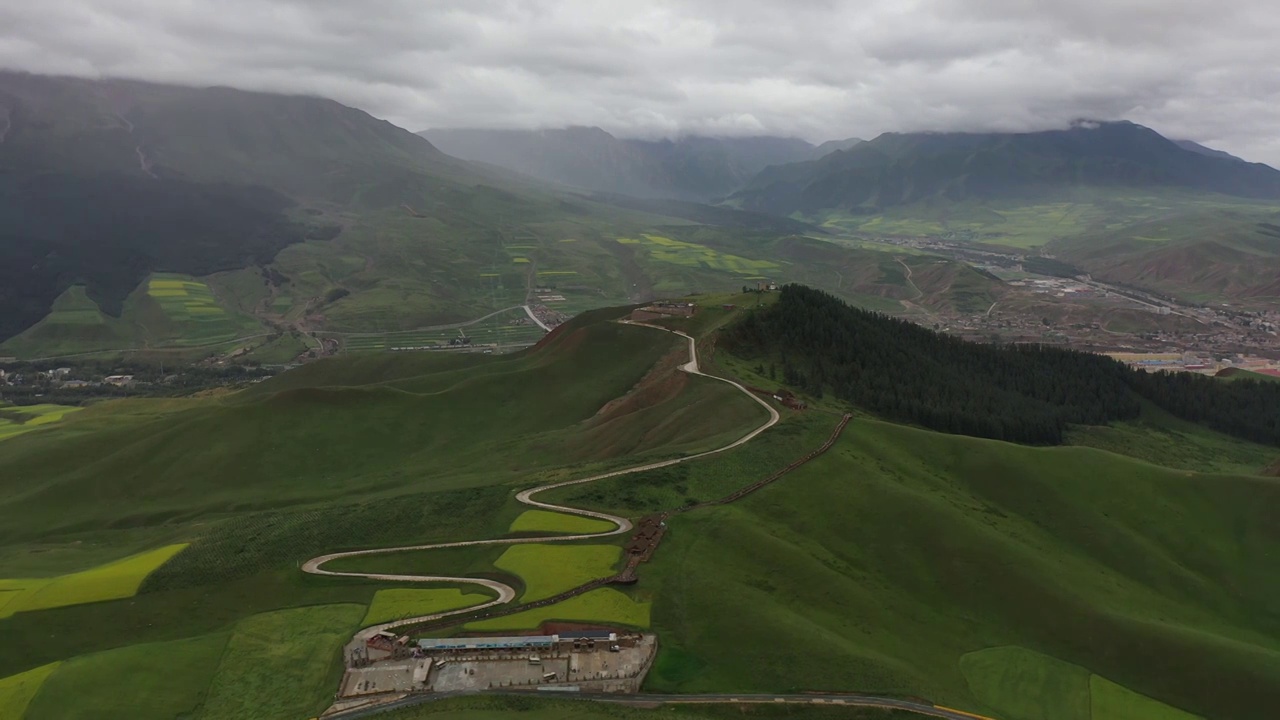 航拍青海祁连山卓尔山油菜花视频素材