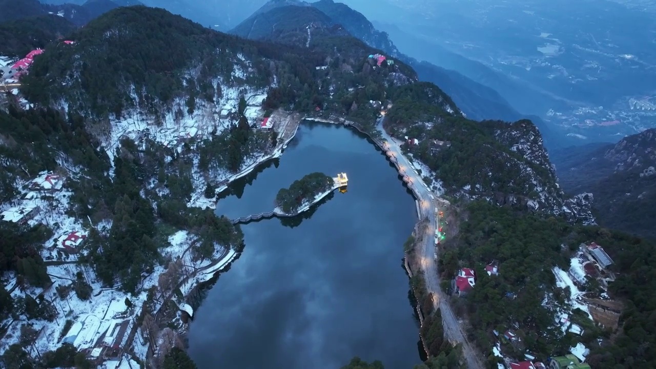 航拍江西旅游地标庐山如琴湖雪景湖景风光视频素材