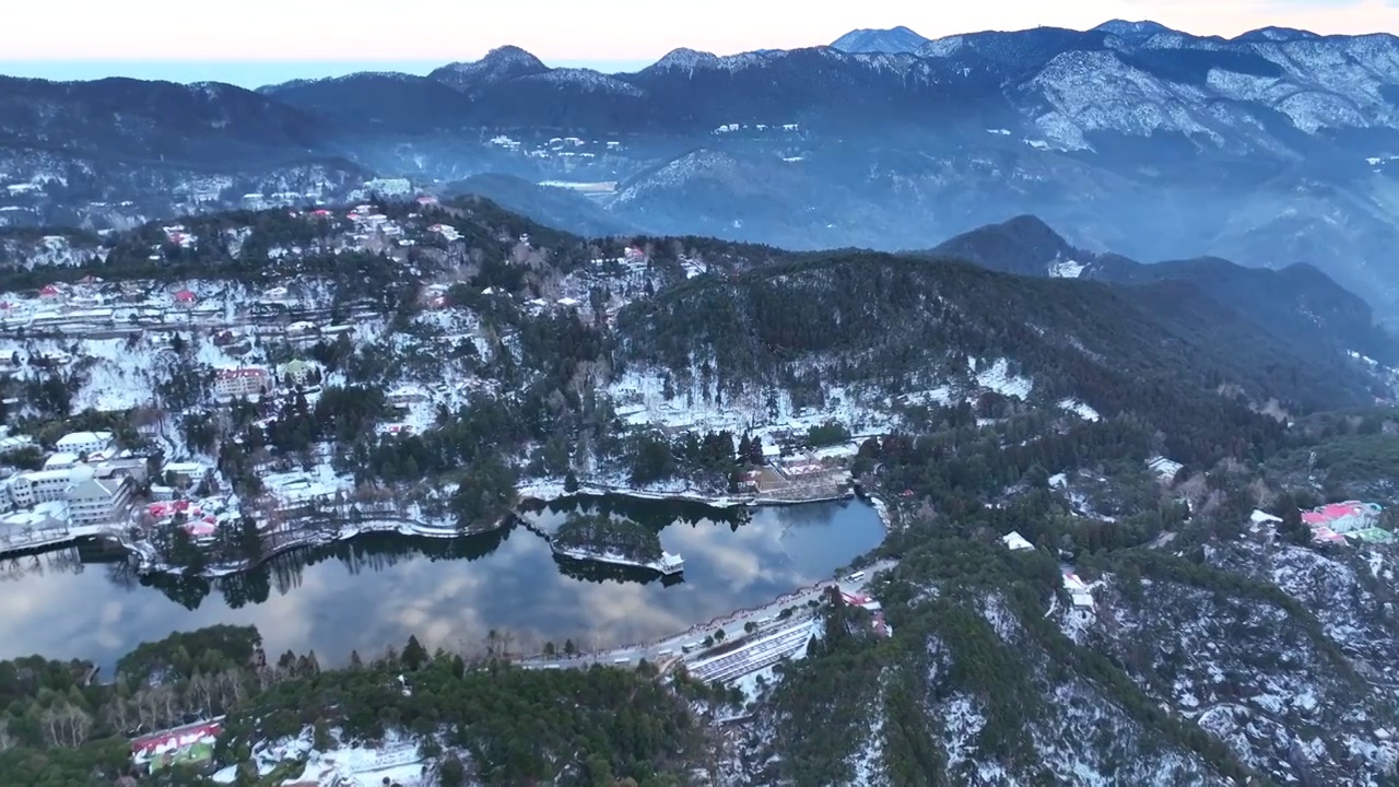 航拍江西旅游地标庐山如琴湖雪景湖景风光视频素材