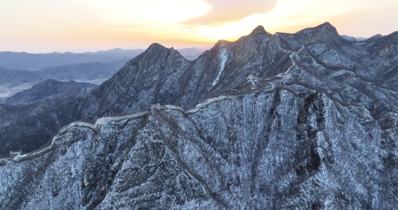 北京怀柔区箭扣长城夕阳下雪景航拍视频素材