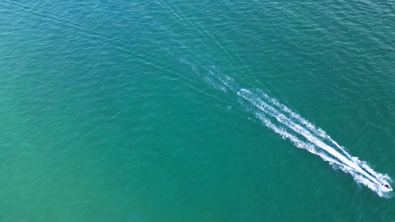 海南三亚亚龙湾海滩与游船视频素材