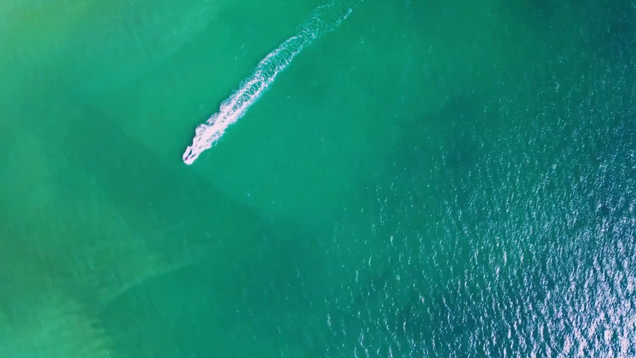 海南三亚亚龙湾海滩与游船视频素材