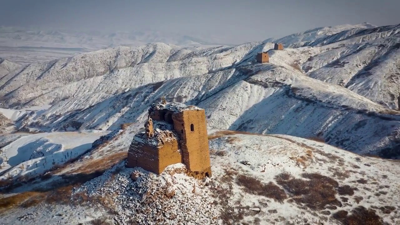 一场春雪过后，张家口怀安长城在白雪的映衬下显得更加古朴苍凉……视频素材