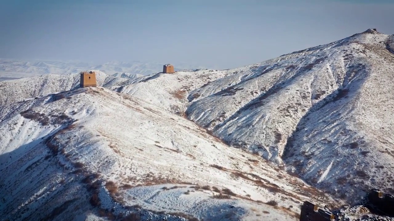 一场春雪过后，张家口怀安长城在白雪的映衬下显得更加古朴苍凉……视频下载