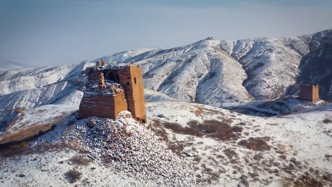 一场春雪过后，张家口怀安长城在白雪的映衬下显得更加古朴苍凉……视频素材