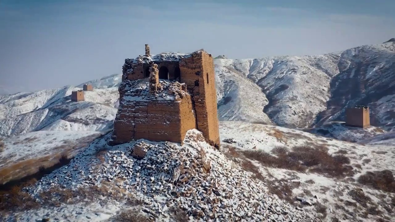 一场春雪过后，张家口怀安长城在白雪的映衬下显得更加古朴苍凉……视频下载