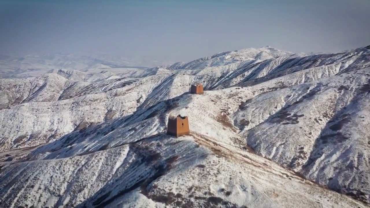 一场春雪过后，张家口怀安长城在白雪的映衬下显得更加古朴苍凉……视频素材