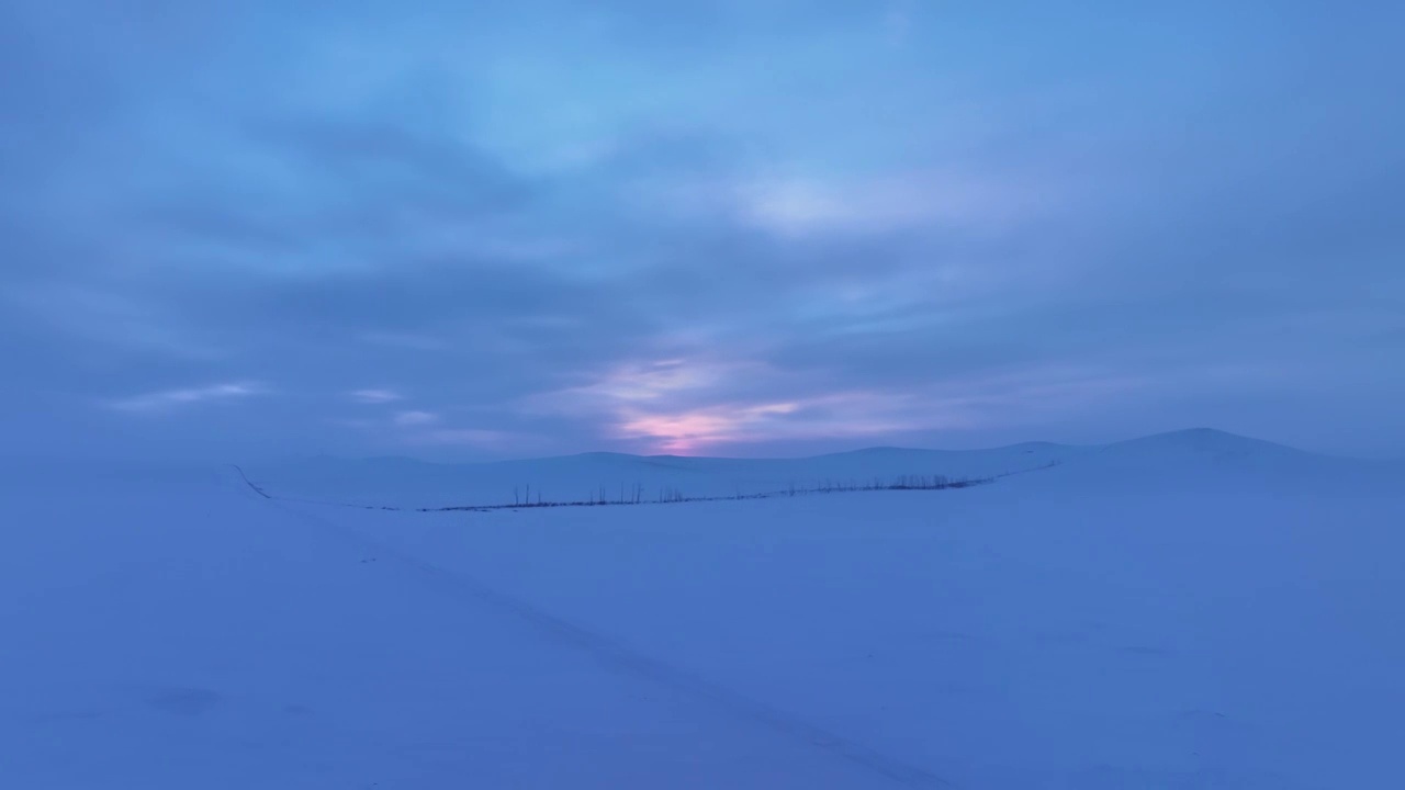 航拍呼伦贝尔草原雪景暮色视频素材